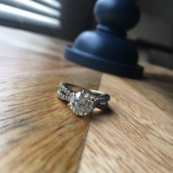 Beautiful engagement ring - Picture 2 of 5